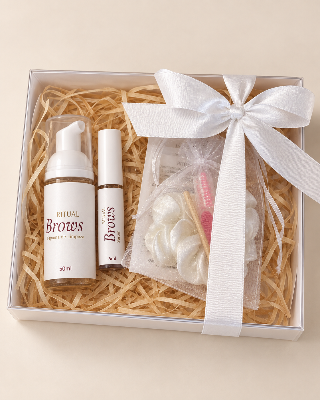 Kit completo Ritual Brows em caixa branca com laço de cetim, Espuma de Limpeza, Serum e acessórios da apresentação